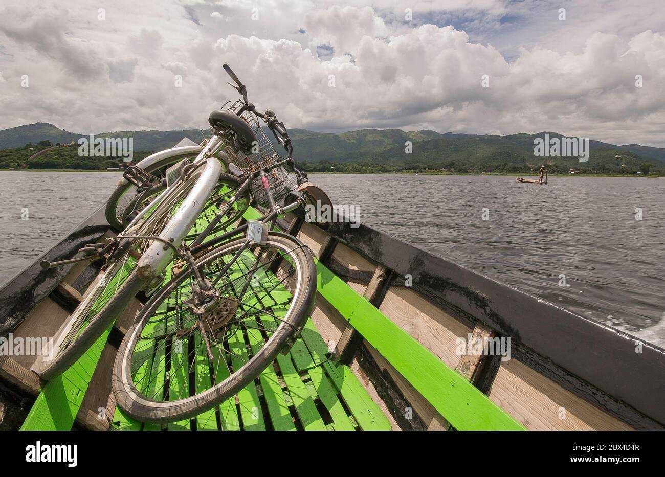 Inle See Es ist der zweitgrößte See in Myanmar.das Wasserscheide Bereich für den See liegt zu einem großen Teil im Norden und Westen des Sees. Stockfoto