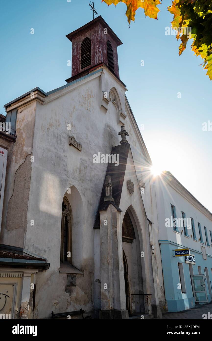 Banska Bystrica, Slowakei - 27. Oktober 2019: Blick auf die St. Elisabeth Kirche in Banska Bystrica bei schönem Wetter Stockfoto
