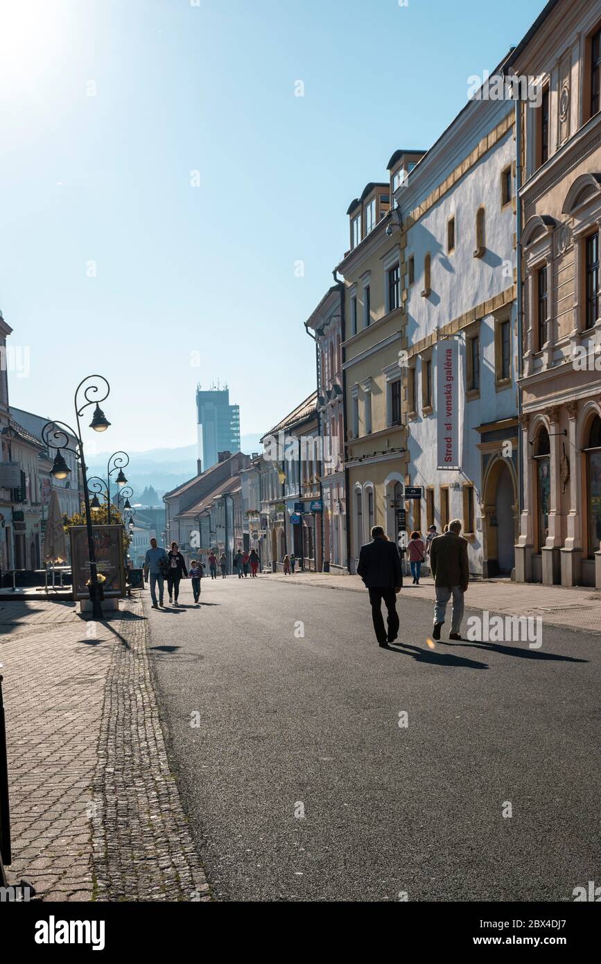 Banska Bystrica, Slowakei - 27. Oktober 2019: Hauptplatz des Slowakischen Nationalaufstandes. Blick auf die Dolna Straße, die zum historischen Hauptplatz mit peo führt Stockfoto