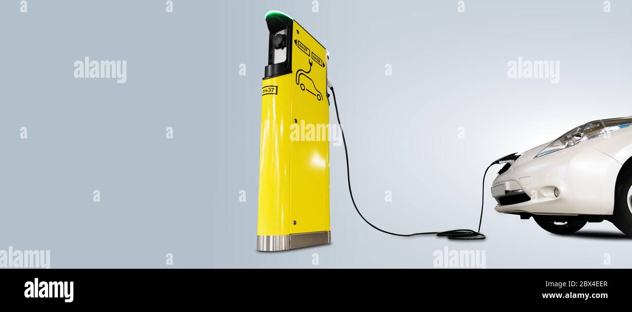 Laden Elektroauto isoliert auf grauem Hintergrund. Kopierbereich Stockfoto