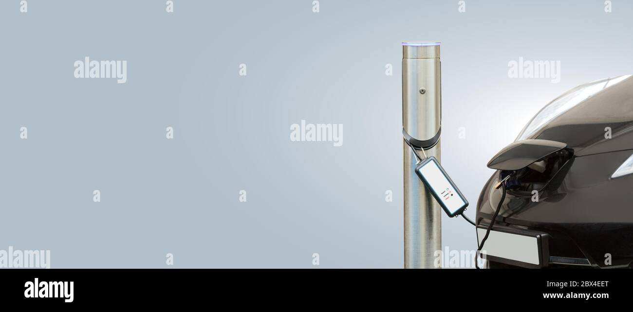 Laden Elektroauto isoliert auf grauem Hintergrund. Kopierbereich Stockfoto