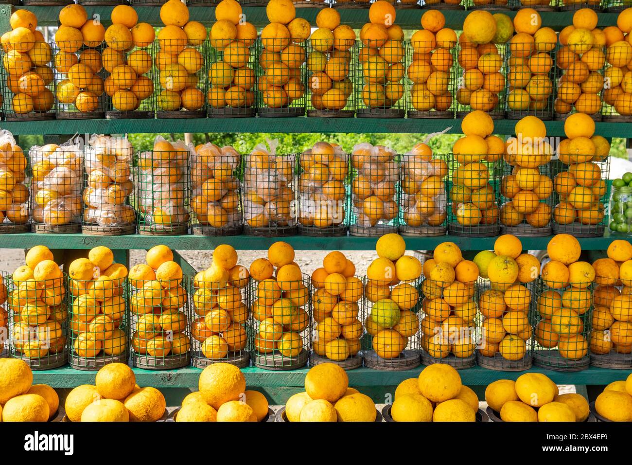 Orangen zum Verkauf in Körben, Outdoor-Markt Stockfoto