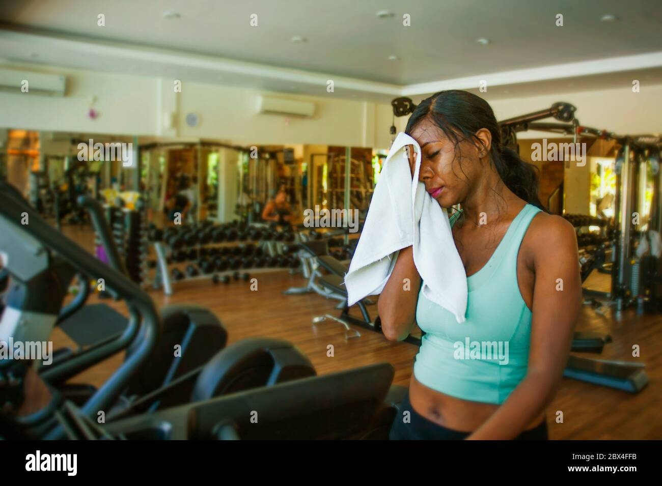 Drinnen Fitness-Studio Porträt der jungen attraktiven schwarzen African  American Frau schwitzen Training hart im Fitness-Club nach Laufband Laufen  Workout Wischen sw Stockfotografie - Alamy