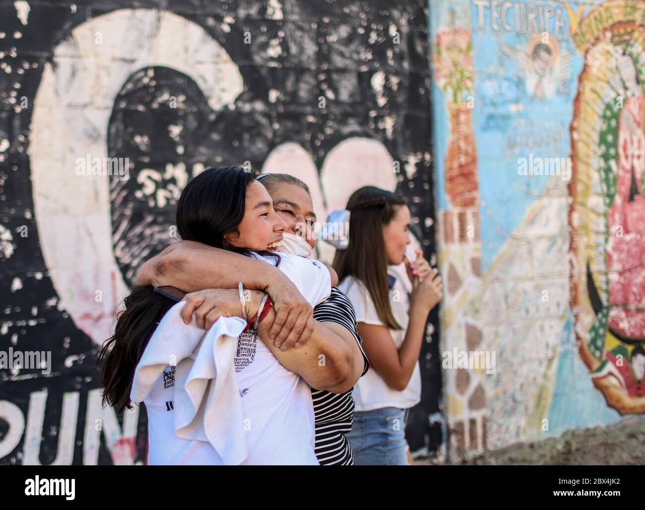 HERMOSILLO, MEXIKO - 4. JUNI: Laura Bustamante Dominguez ein überlebendes Mädchen umarmt ihre Freundin Ofelia Quintero während ihres Besuchs in den Einrichtungen der ABC-Kinderstube vor dem 11. Jahrestag gedenkfeier des ABC-Baumurmfeuers am 4. Juni 2020 in Hermosillo, Mexiko. Am 05. Juni 2009 überfiel ein Brand in einem angrenzenden Lagerhaus das ABC-Kindertageszentrum, wo 49 Kleinkinder starben. Angehörige der Opfer bitten nach 11 Jahren des Unfalls um Gerechtigkeit. (Foto von Luis Gutierrez /Norte Photo) Stockfoto