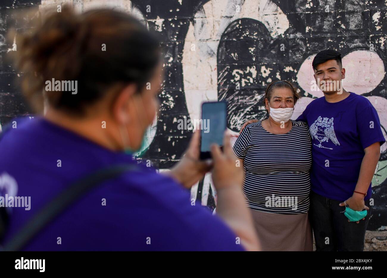 HERMOSILLO, MEXIKO - 4. JUNI: Der Überlebende von Jesus Gabriel Sombras, der derzeit Affektionen in der Lunge hat, besucht die Einrichtungen der ABC-Kinderstube vor den gedenkfeiern zum 11. Jahrestag des Feuers der ABC-Kinderstube am 4. Juni 2020 in Hermosillo, Mexiko. Am 05. Juni 2009 überfiel ein Brand in einem angrenzenden Lagerhaus das ABC-Kindertageszentrum, wo 49 Kleinkinder starben. Angehörige der Opfer bitten nach 11 Jahren des Unfalls um Gerechtigkeit. (Foto von Norte Photo/) Stockfoto