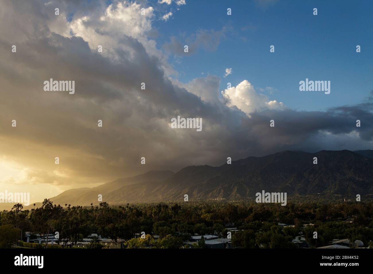Wolken und Sonnenuntergang über den San Gabriel Mountains in Südkalifornien Stockfoto