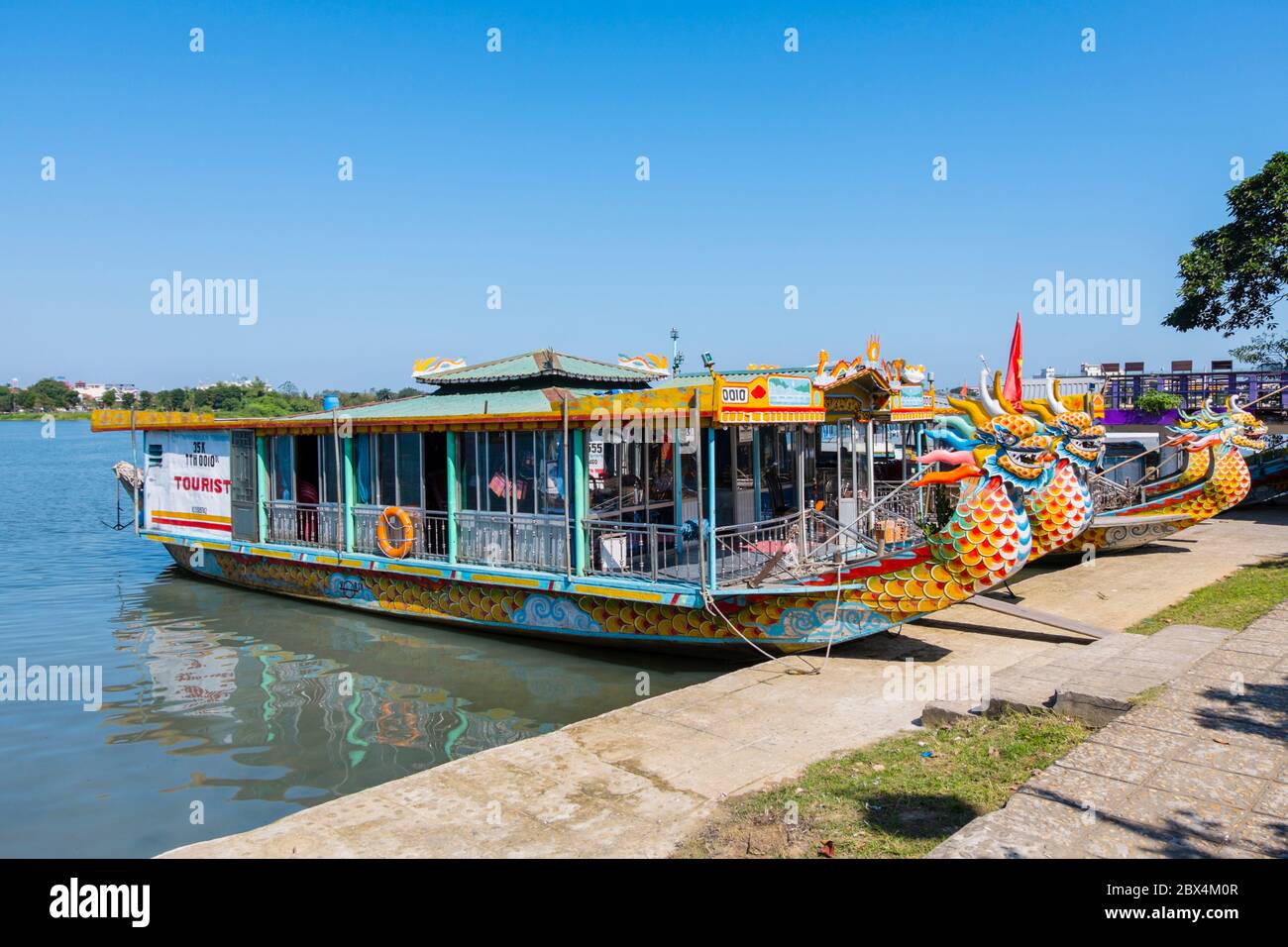 Sightseeing Tour Boote, Toa Khan Bootsstation, Parfüm Flussufer, Hue, Vietnam Stockfoto