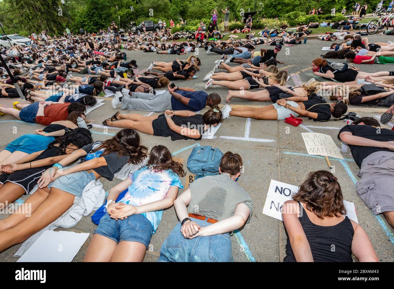 4. Juni 2020, West Newton, Massachusetts, USA: Protestierende inszenieren 'die in' Protest während einer Kundgebung gegen den Tod von George Floyd in Minneapolis Polizeigewahrsam und Polizeibrutalität vor dem Newton Rathaus in Newton. Stockfoto