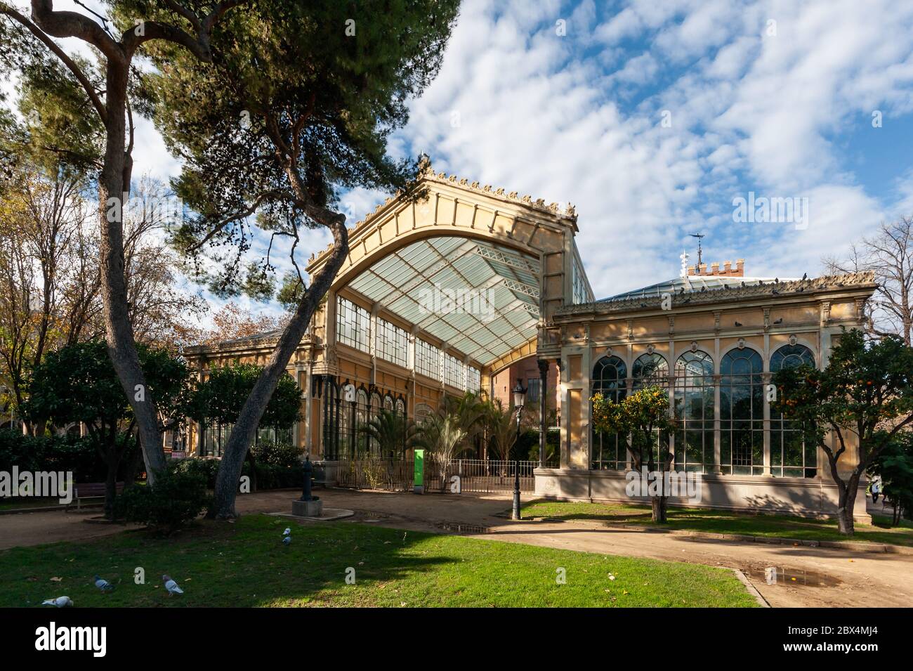 Barcelona, Katalonien, Spanien. Der historische Pavillon des Hivernacle-Wintergartens - Gewächshaus von Josep Amargós (1884) im Parc de la Ciutadella Stockfoto