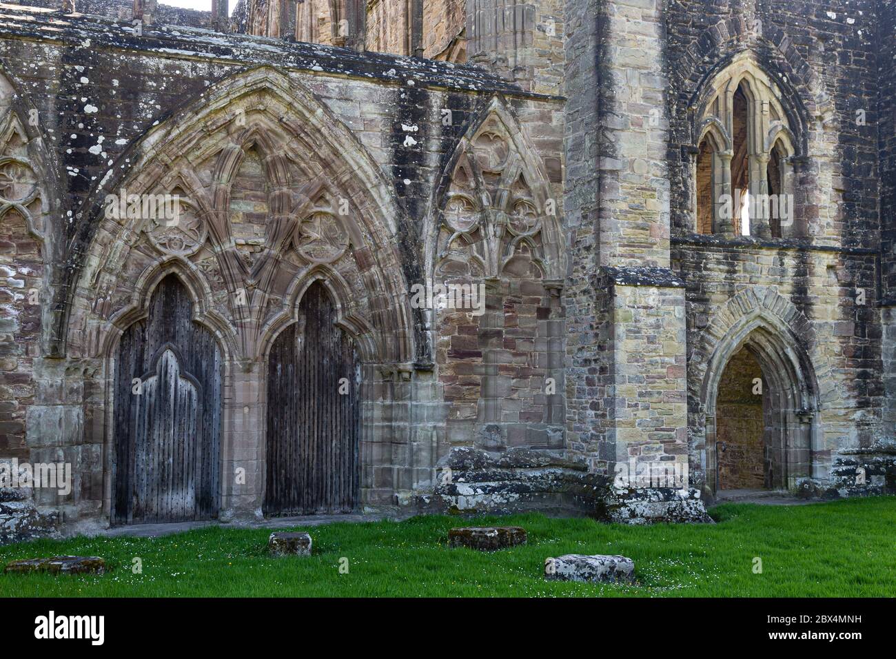 Türöffnungen und gotische Bögen, Tintern Abbey, Tintern, Monmouthshire, Wales, Großbritannien Stockfoto