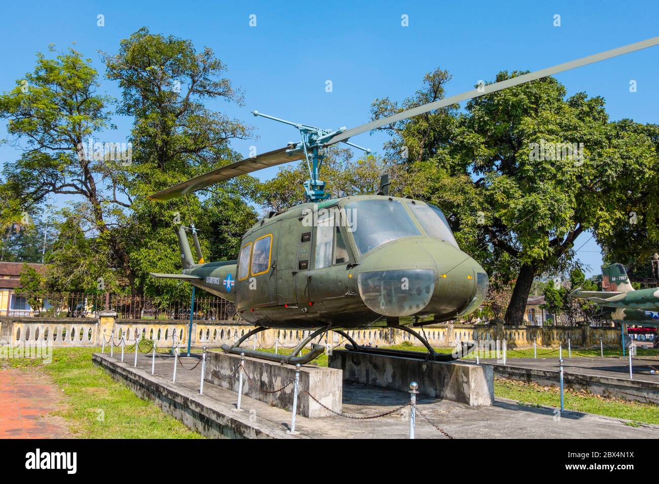 UH-1 Hubschrauber, von der US-Armee in Vietnam Armee verwendet und beschlagnahmt im Jahr 1975, Thua Thien Hue History Museum, Hue war Museum, Hue, Vietnam Stockfoto