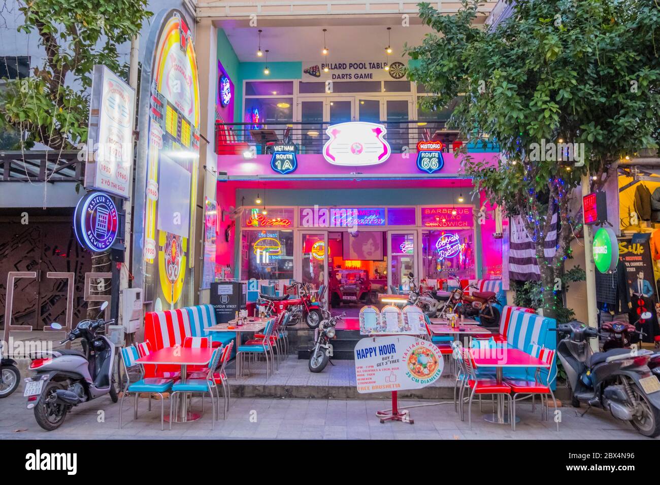 Bar- und Restaurantkomplex im amerikanischen Stil, Vo Thi Sau Straße, Ausgehviertel, Hue, Vietnam Stockfoto