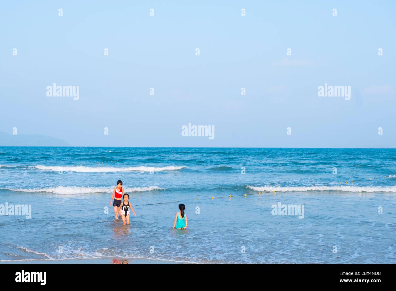 Asiatische Kinder im Osten Vietnam Meer, My Khe Strand, Danang, Vietnam Stockfoto