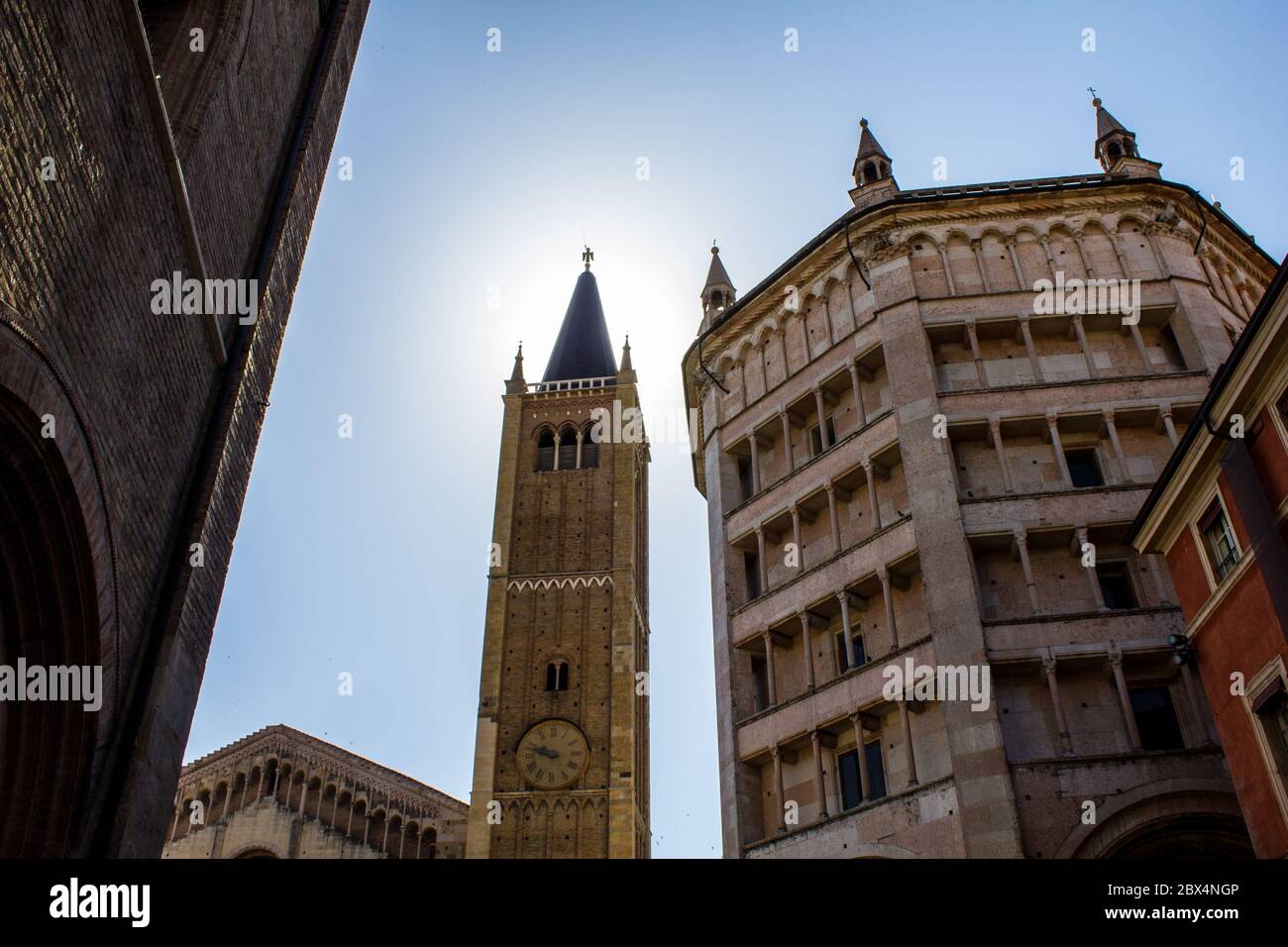 Blick auf den Glockenturm und das Baptisterium der Kathedrale, Piazza del Duomo, Parma Stockfoto