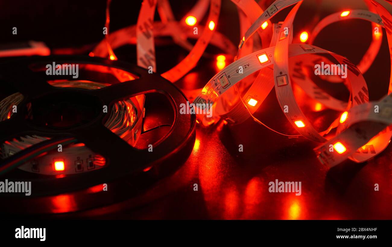 Rote LED-Beleuchtung. Neon LED Streifen und Spule auf schwarzem Hintergrund  Stockfotografie - Alamy