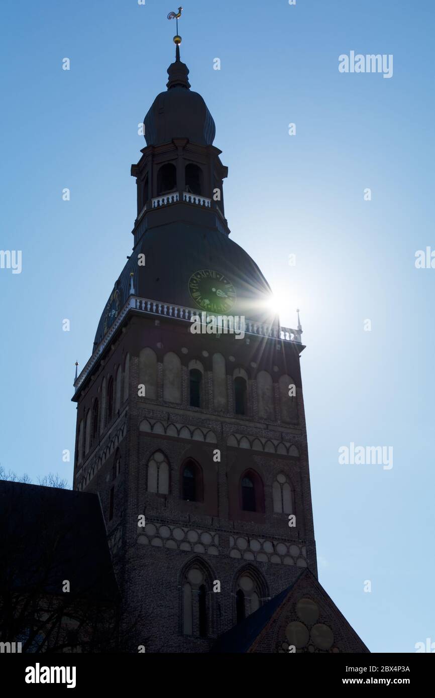 Turm der Rigaer Kathedrale mit Uhr und Wetterhahn auf der Spitze Stockfoto