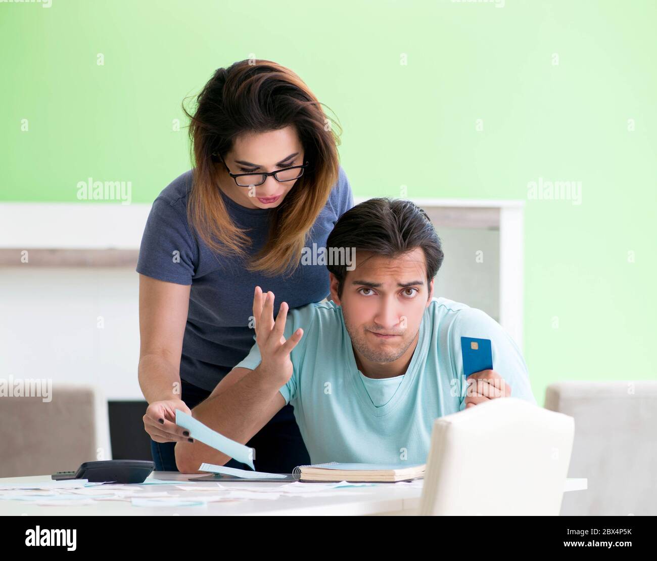 Die junge Familie kämpfen mit Personal Finance Stockfoto