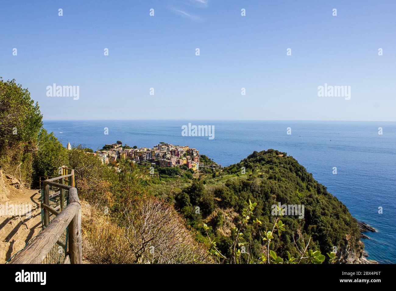 Blick auf Corniglia vom Wanderweg nach Vernazza, Cinque Terre Stockfoto