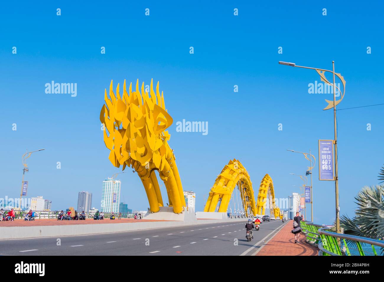 CAU Rong, Drachenbrücke, überquert den Han-Fluss, Danang, Vietnam Stockfoto