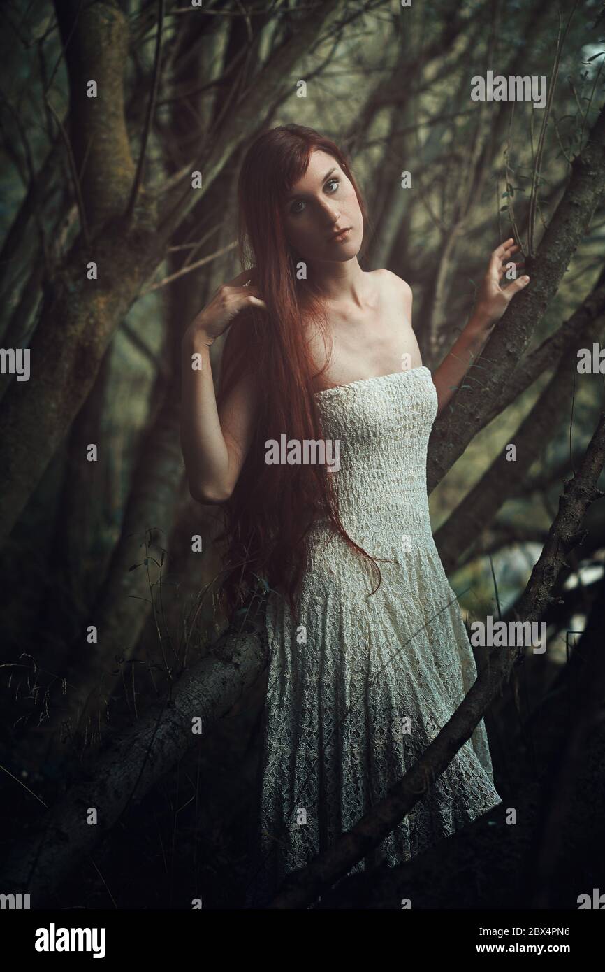 Bildende Kunst Porträt im Wald . Frau mit roten Haaren Stockfoto