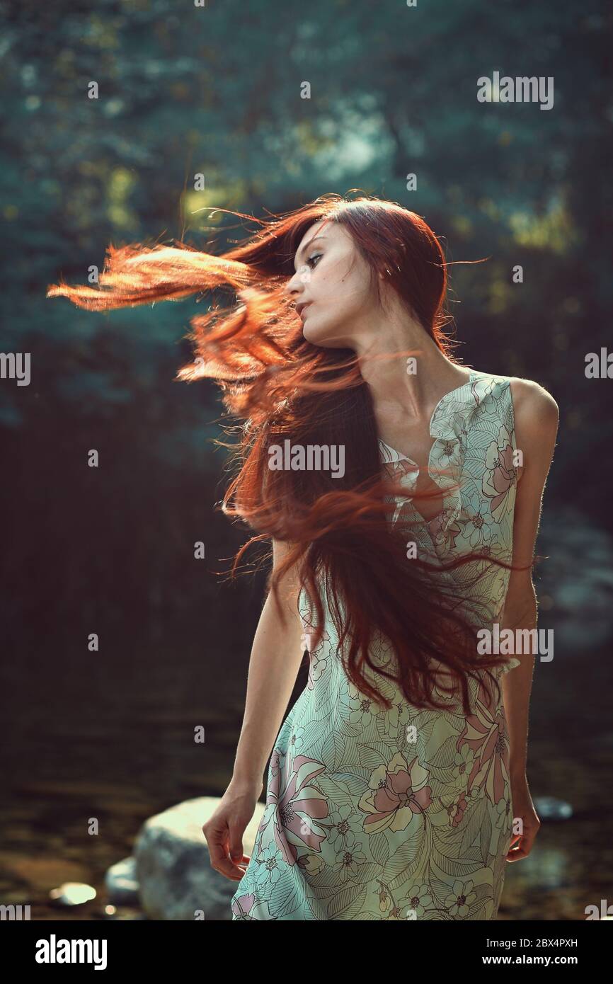 Schöne Frau mit langen, bläsenden Haaren. Außenbeleuchtung Stockfoto