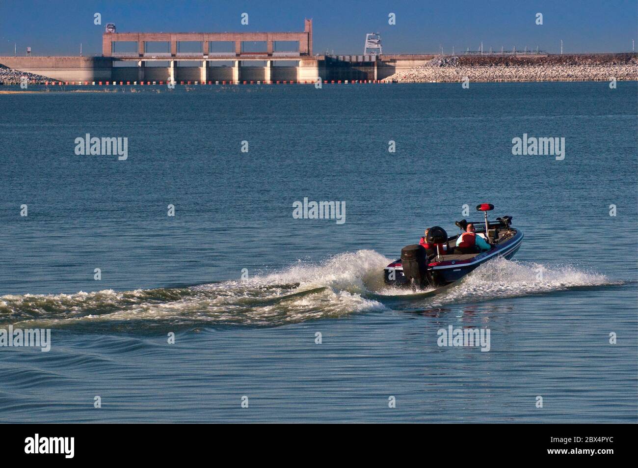 Motorboote am Falcon Lake, Stausee am Rio Grande, Falcon Dam in der Ferne, Falcon State Park, Rio Grande Valley, Texas, USA Stockfoto
