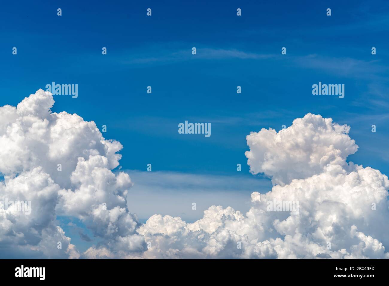 Weiße flauschige Wolken am blauen Himmel. Weiches Tragegefühl wie Baumwolle. Weiße Puffy Wolken Umhang mit Platz für Text. Schönheit in der Natur. Nahaufnahme weißer Cumulus Stockfoto