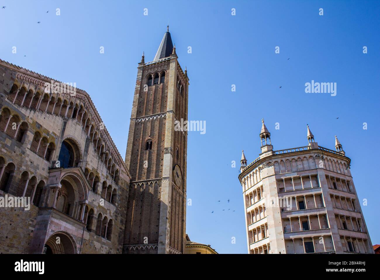 Blick auf den Glockenturm und das Baptisterium der Kathedrale, Piazza del Duomo, Parma Stockfoto