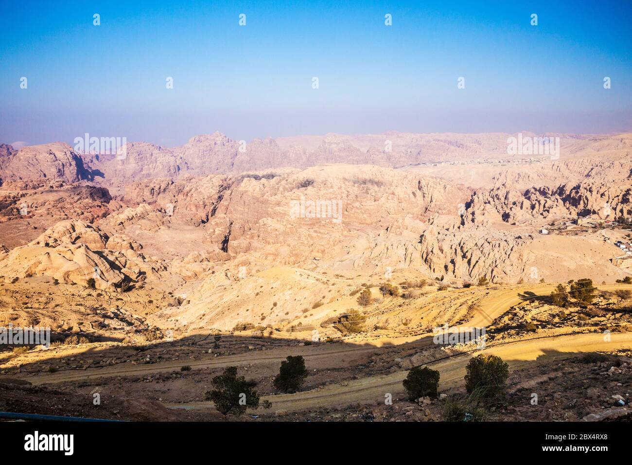 Der alten Handelsstraße, bekannt als des Königs Highway zwischen Aqaba und Petra in Jordanien. Stockfoto