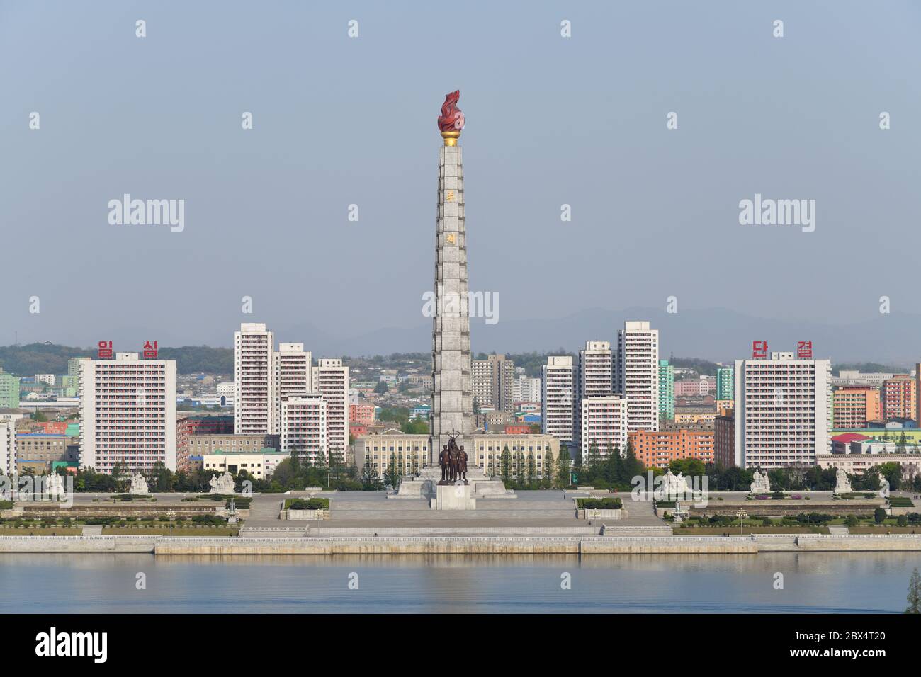 Pjöngjang, Nordkorea - 1. Mai 2019: Denkmal der Juche-Idee, Juche-Turm in der Hauptstadt Nordkoreas und Taedong-Fluss Stockfoto