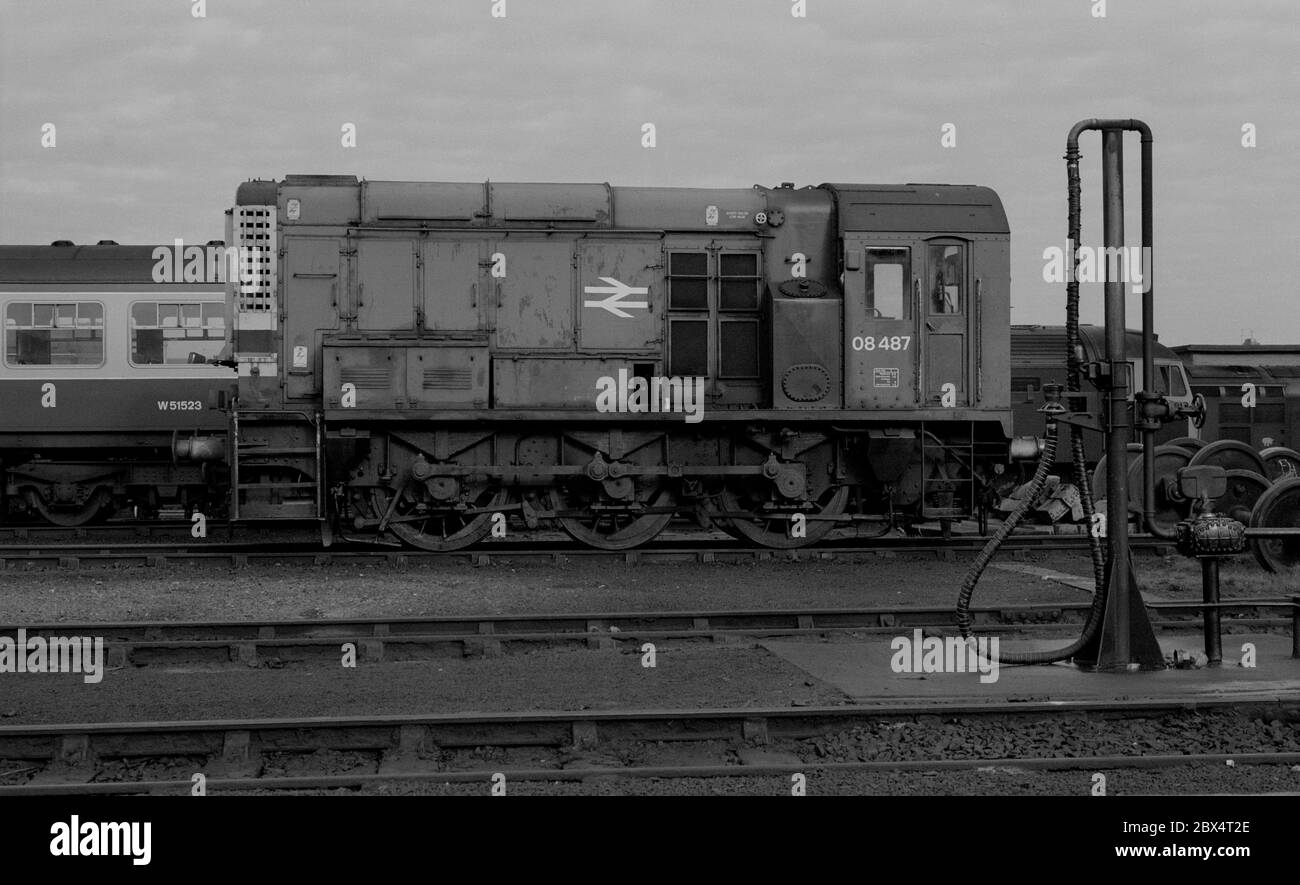 Diesel-Shunter Nr. 08487 der Baureihe 08 in Cardiff, Wales, Großbritannien. November 1985. Stockfoto