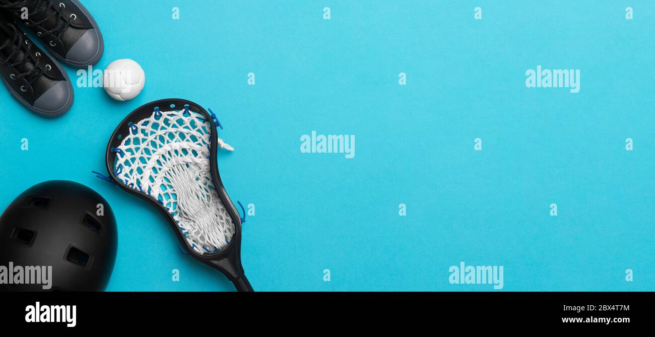 Nahaufnahme Von Lacrosse Equipment Auf Blauem Hintergrund. Teamsport Konzept. Stockfoto