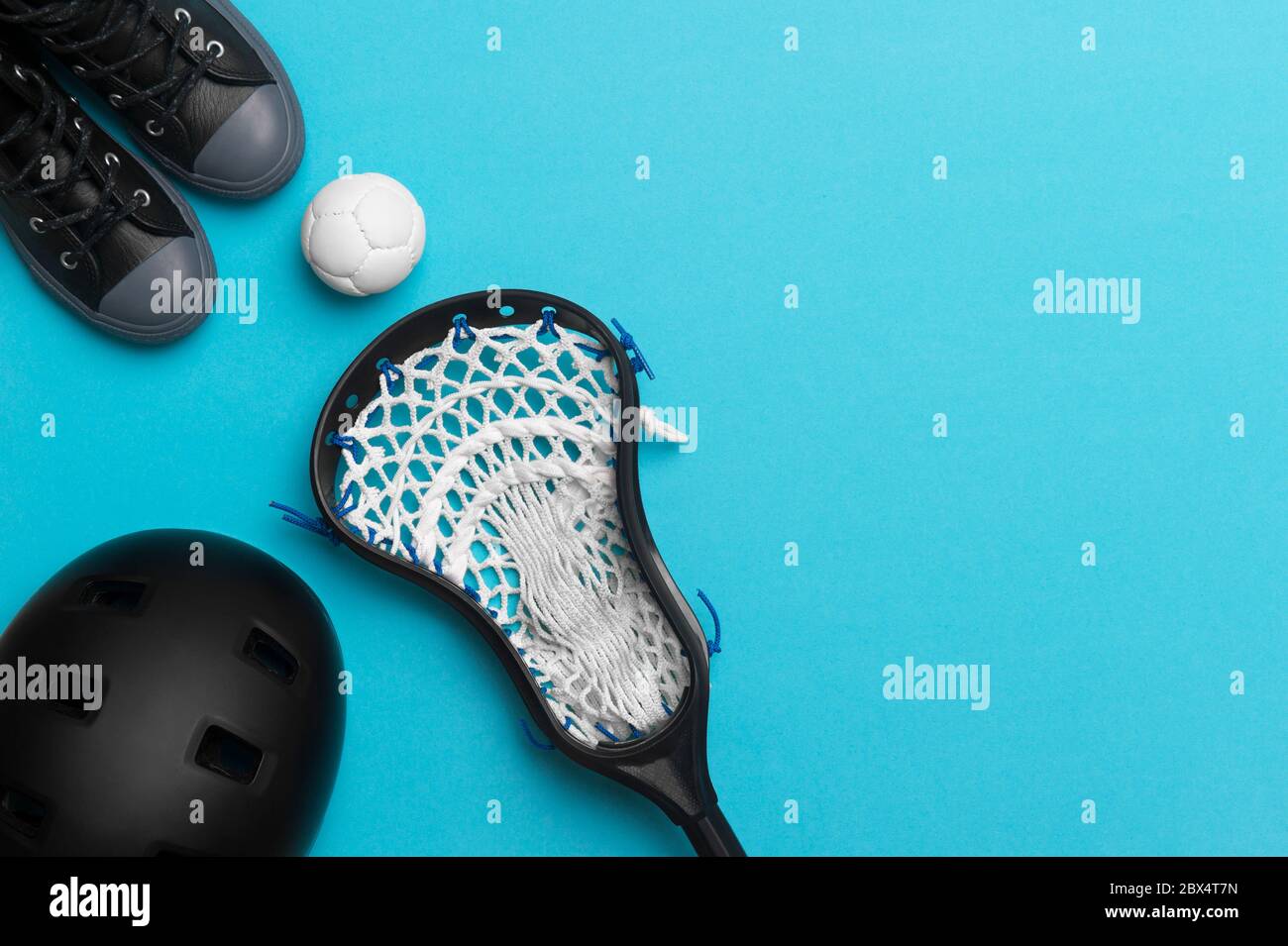 Nahaufnahme Von Lacrosse Equipment Auf Blauem Hintergrund. Teamsport Konzept. Stockfoto
