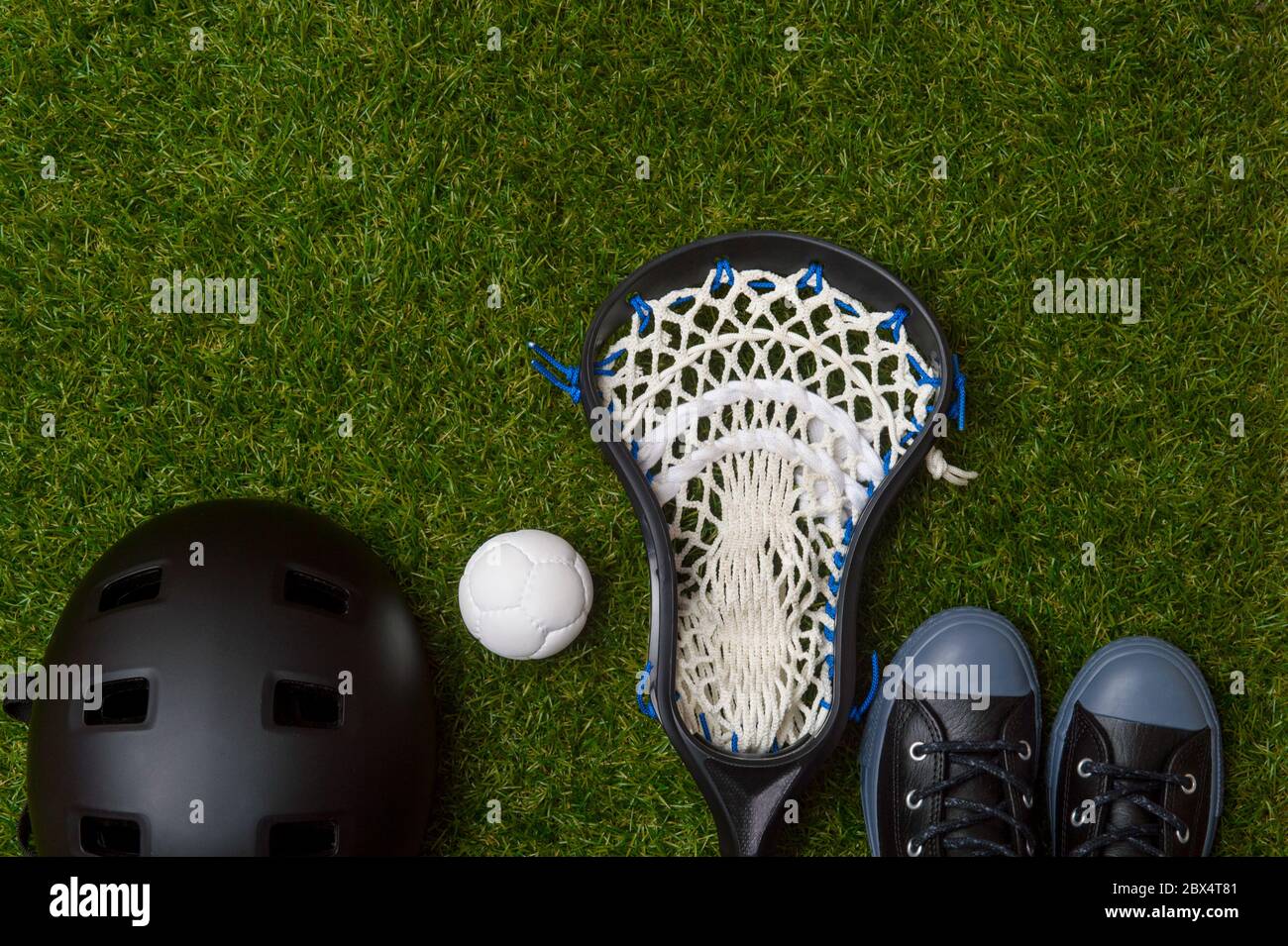 Nahaufnahme Von Lacrosse Equipment Auf Green Grass Hintergrund. Teamsport Konzept. Stockfoto