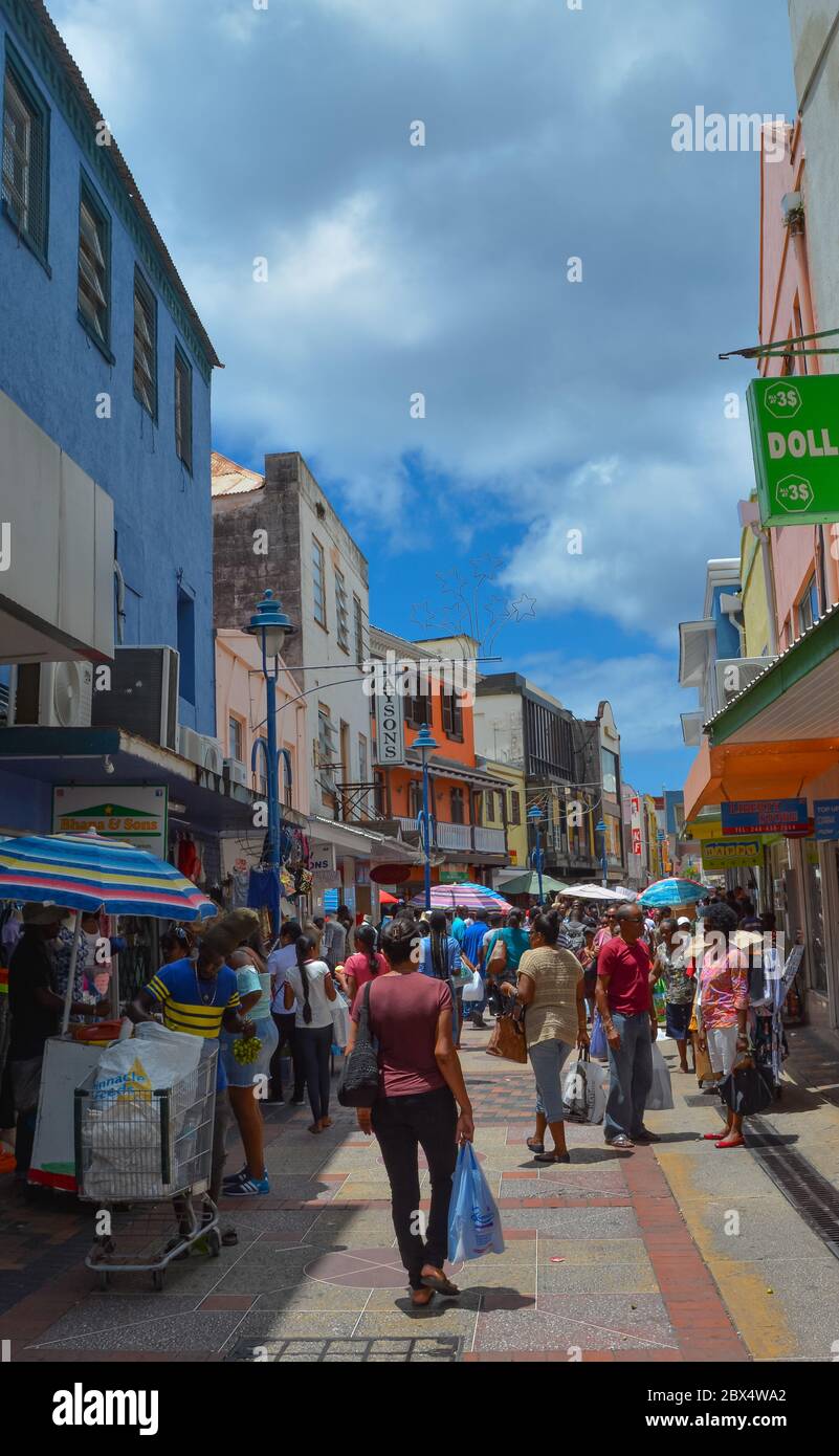 Bridgetown, Barbados, Karibik - 22. September 2018: Einkaufsstraße in der Innenstadt von Bridgetown, Barbados. Weiße Wolken am blauen Himmel. Kopierbereich. Vertikal Stockfoto