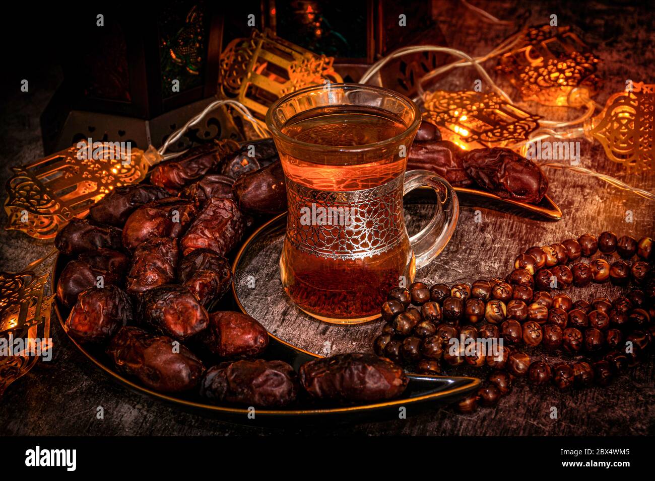 Islamischer Hintergrund Türkischer Tee mit Datteln und tasbih, Eid al Adha Konzept Bild Stockfoto
