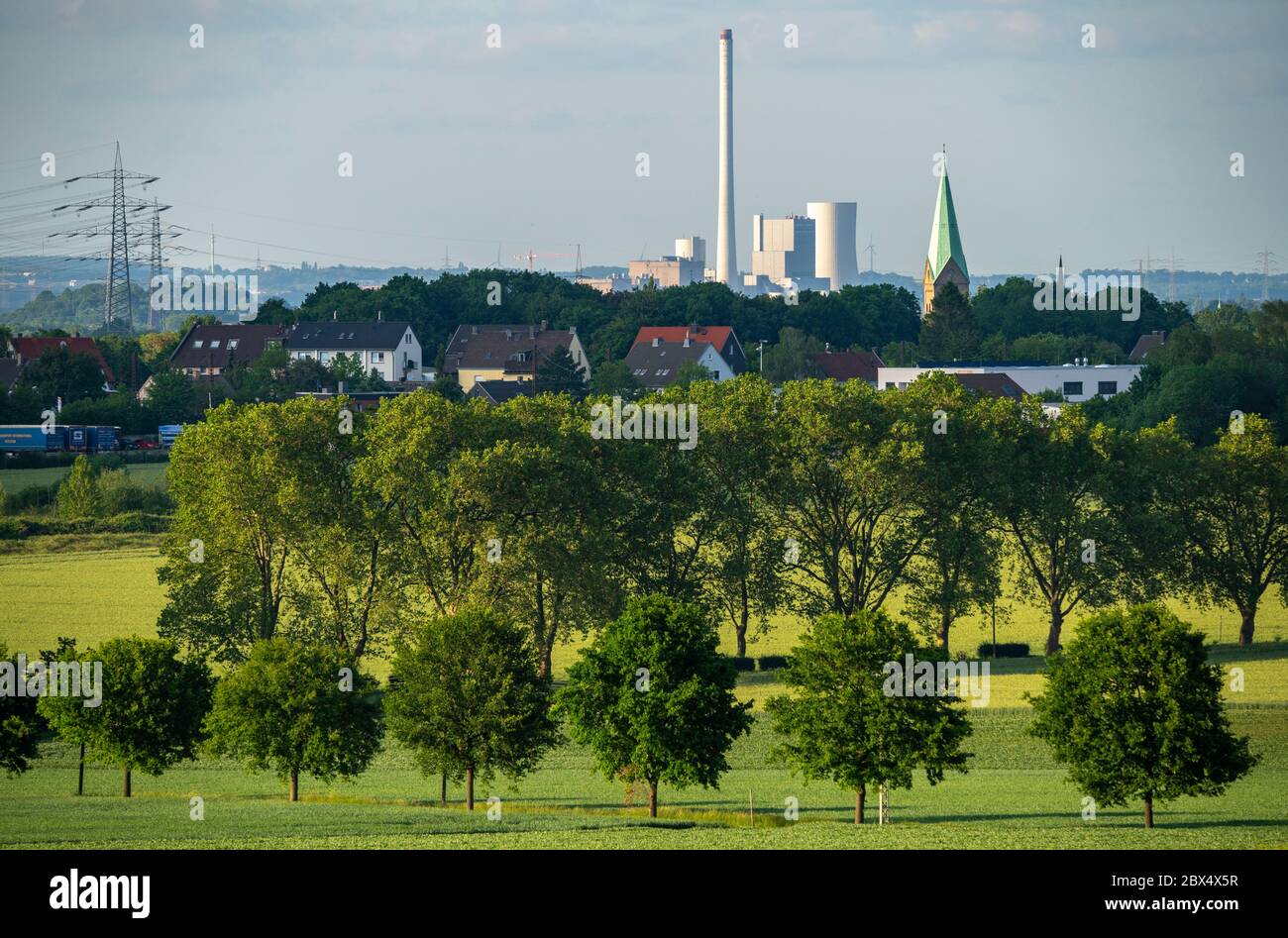 Blick über Felder und Wälder bei Bochum-Wattenscheid, auf das STEAG-Blockheizkraftwerk Herne, Ruhrgebiet, NRW Stockfoto