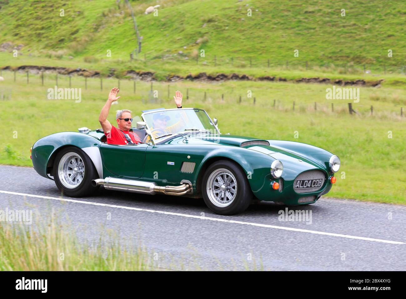 MOFFAT, SCHOTTLAND - 29. JUNI 2019: AC Cobra-Kit-Car in einer Oldtimer-Rallye auf dem Weg in Richtung Moffat, Dumfries und Galloway Stockfoto