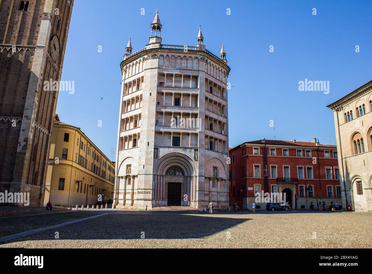 Parma, Italien - 8. Juli 2017: Menschen zu Fuß durch den Dom Uhrturm und Baptisterium auf der Piazza del Duomo Stockfoto