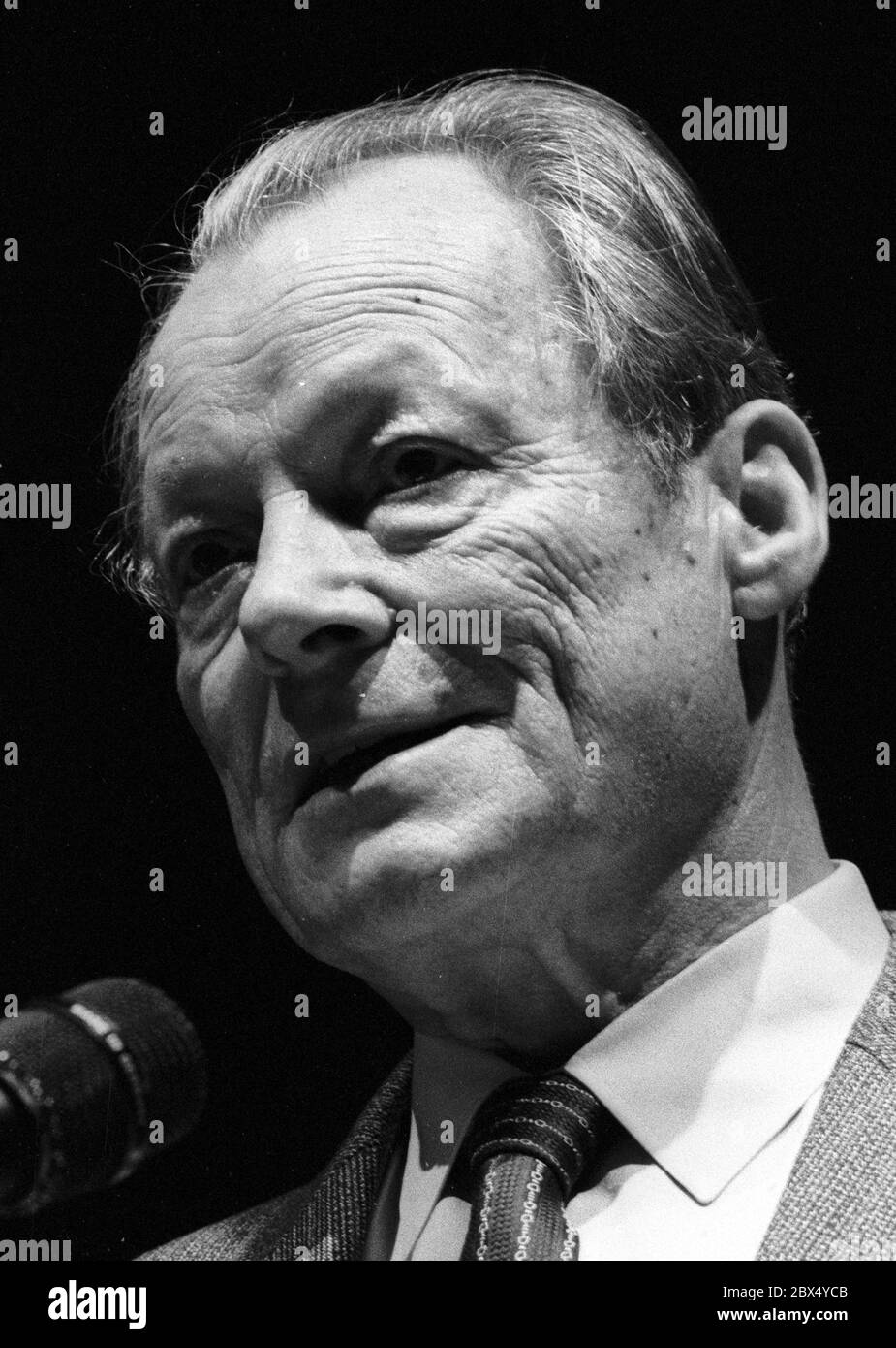 Deutschland / Parteien / SPD / 20.2.1982 Parteitag der SPD-Berlin im ICC. Willy Brandt spricht // 80er Jahre / [automatisierte Übersetzung] Stockfoto