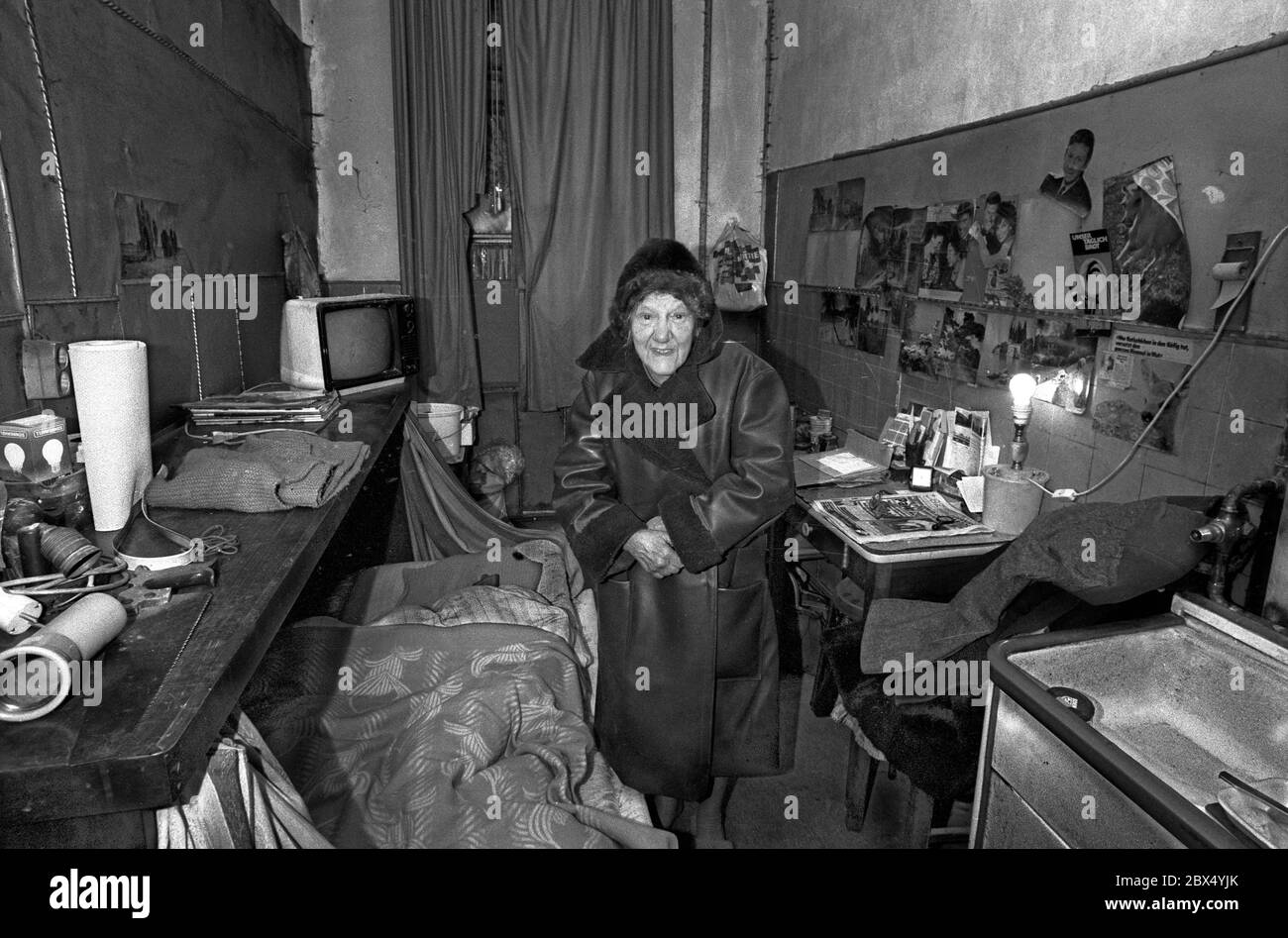 Berlin Bezirke / Armut / 1989 Alte Frau in Kreuzberg, Hinterhof-Wohnung vernachlässigt // Soziales / Frauen / Senioren / Alte / Wohnen / [automatisierte Übersetzung] Stockfoto