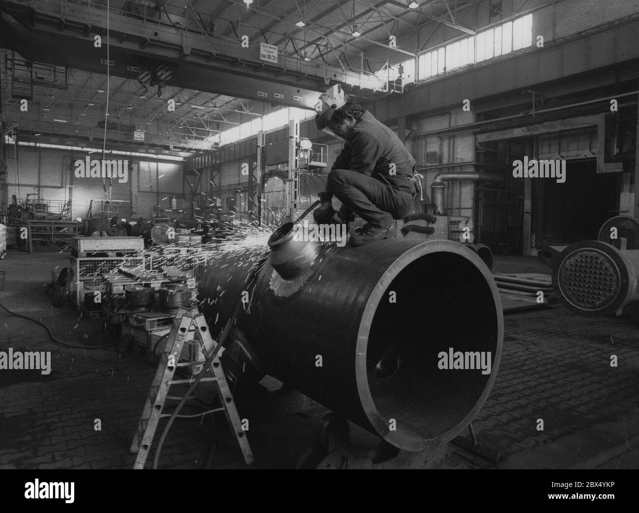 Berlin / Industrie / Arbeit / 11 / 1988 Schweißer bei Borsig, Türkei. Rohre für Kraftwerke // Arbeiter / Ausländer [automatisierte Übersetzung] Stockfoto