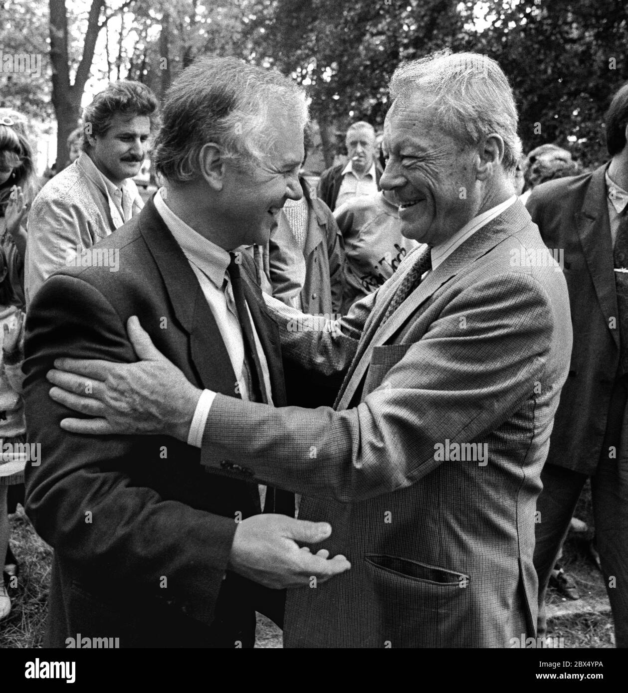 Deutschland Parteien Spd 9 1990willy Brandt Bei Spd Wahlkampf In Potsdam Mit Manfred Stolpe Ddr Wahl 90 Maschinelle Ubersetzung Stockfotografie Alamy