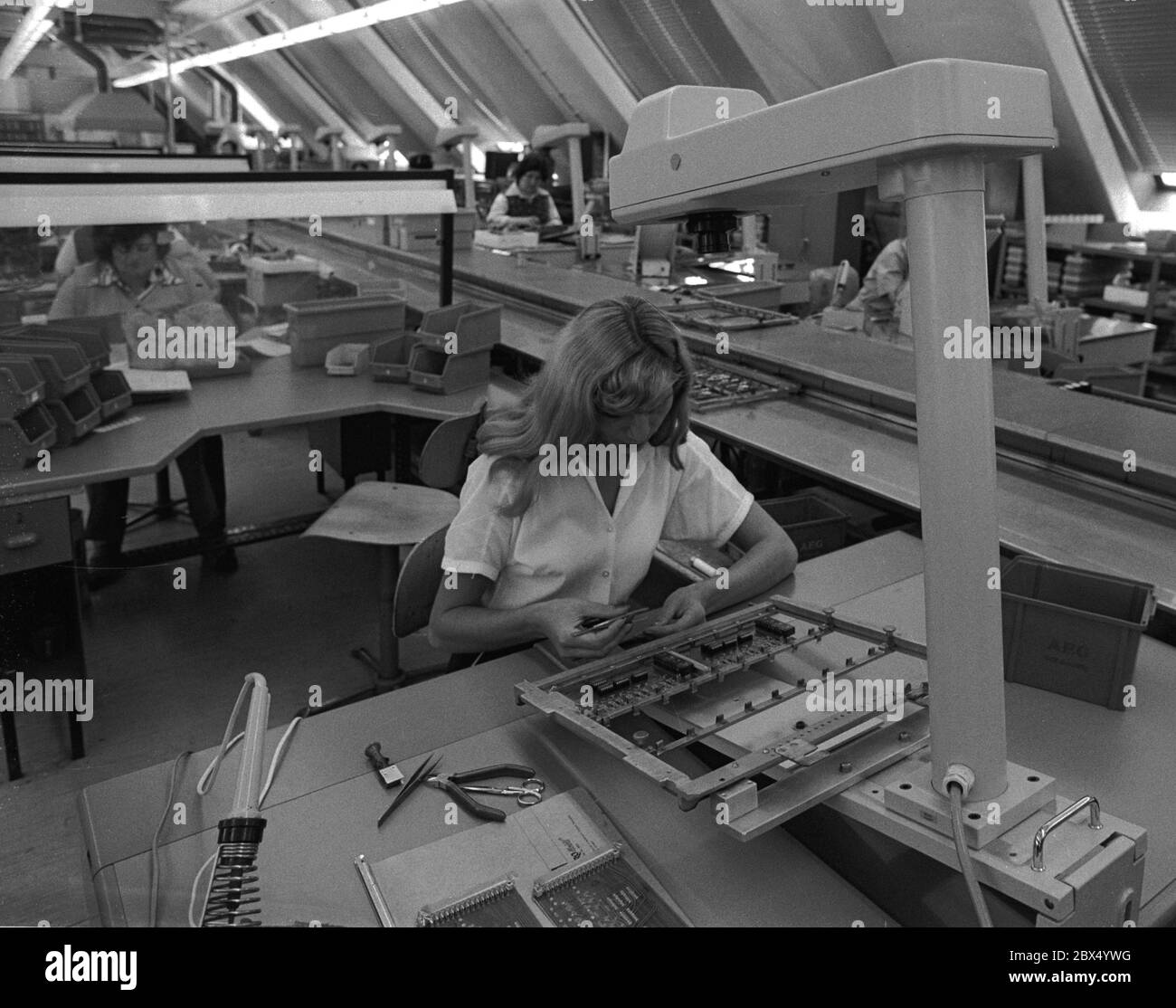 Berlin / Hochzeit / Industrie / 14.8.1981 AEG-Werk in Spandau, Neubau Nonnendammallee, moderne Maschinen die alten Fabriken in Wedding, Voltastraße, sind aufgegeben [maschinelle Übersetzung] Stockfoto