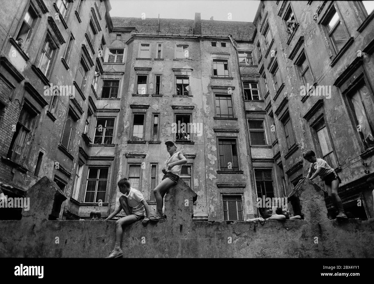 Berlin-Stadt / Kreuzberg / 6 / 1987 Abbruchhaus in der Pfuelstraße, während einer Theateraufführung im Hinterhof. Heute gibt es dort Internet-Unternehmen. // Wohnen / Mieter / Ansichten [automatisierte Übersetzung] Stockfoto