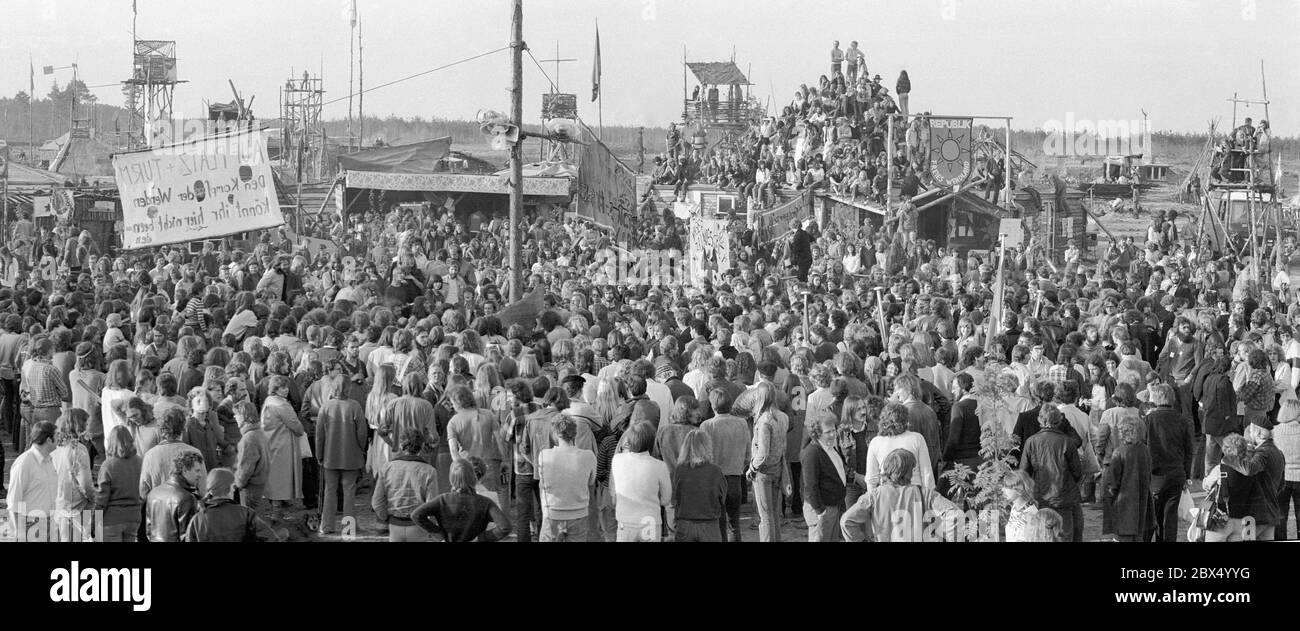 Deutschland / Atompetechnik / 1980Besetzter Ort in Gorleben, Republik Freies Wendland. Demonstranten haben das Gebiet besetzt und leben dort. Hier soll die Endlagerung für hochradioaktive nukleare Abfälle errichtet werden. Bald danach wird das Lager geräumt, aber selbst 2002 gibt es dort noch keine Endlagerung. // Energie / 1980er Jahre / Atomenergie / Umwelt / Demonstration / Atomenergie / politische Fragen [automatisierte Übersetzung] Stockfoto