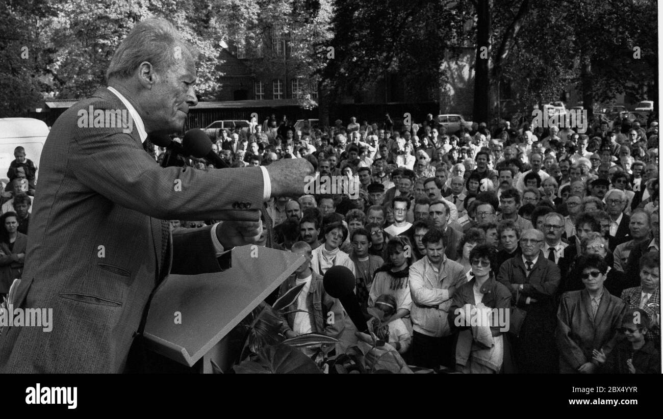 Deutschland Parteien Spd 9 1990 Willy Brandt Bei Spd Wahlkampf In Potsdam Babelsberg Landtagswahl In Brandenburg Automatisierte Ubersetzung Stockfotografie Alamy