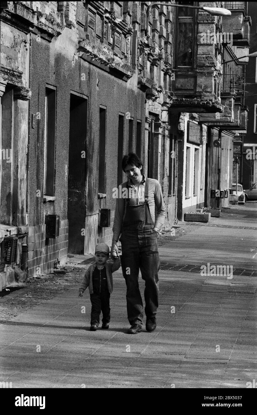 Berliner Bezirke / DDR / 1990 Ost-Berlin: Prenzlauer Berg, Helmholtzplatz. Ausflug in die Kindertagesstätte. Die Kitza befindet sich in einem normalen Berliner Wohnhaus // Pankow / Kinder / Kindertagesstätten / DDR-Land *** Ortsunterschrift *** Kommunistisches Deutschland / Ostberlin / Tagesbetreuung im Stadtteil Prenzlauer Berg, verrottete Häuser. [Automatisierte Übersetzung] Stockfoto