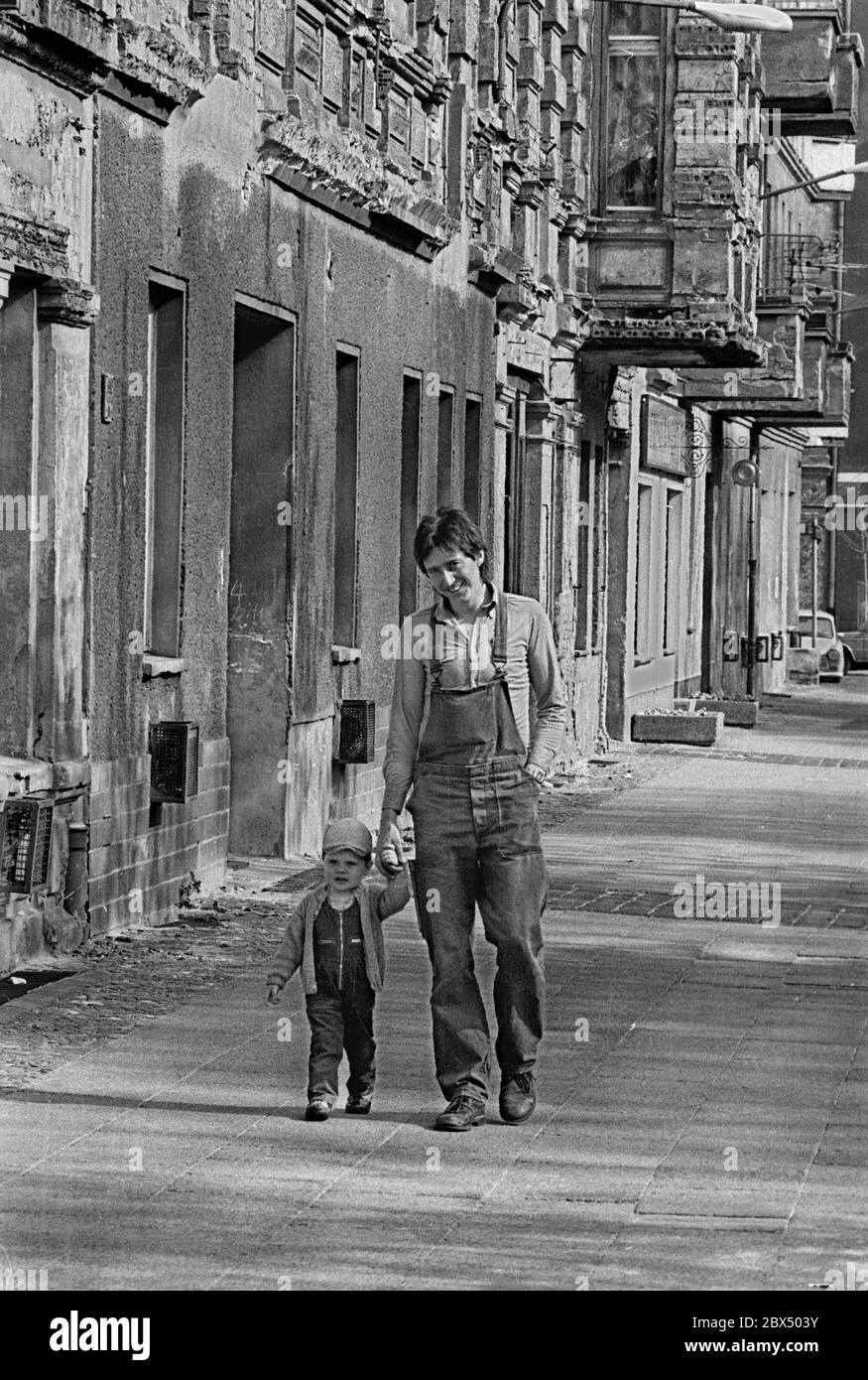 Berliner Bezirke / DDR / 1990 Ost-Berlin: Prenzlauer Berg, Helmholtzplatz. Ausflug in die Kindertagesstätte. Die Kitza befindet sich in einem normalen Berliner Wohnhaus // Pankow / Kinder / Kindertagesstätten / DDR-Land *** Ortsunterschrift *** Kommunistisches Deutschland / Ostberlin / Tagesbetreuung im Stadtteil Prenzlauer Berg, verrottete Häuser. [Automatisierte Übersetzung] Stockfoto