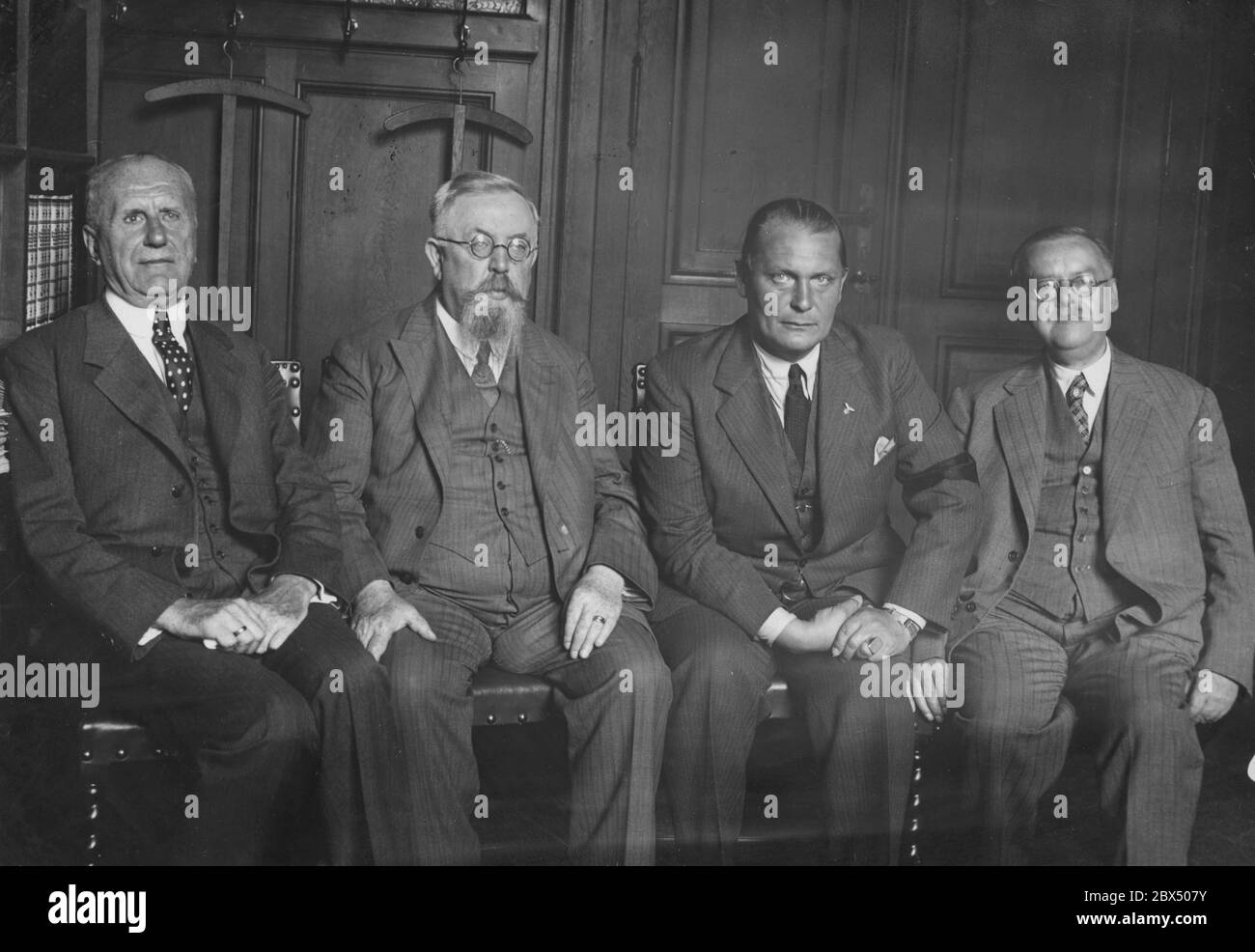 Die vier Reichstagsvorsitzenden posieren für ein gemeinsames Foto (von links nach rechts): Dritter Vizepräsident Walther Graef (DNVP), erster Vizepräsident Thomas Esser (Zentrum), Reichstagsvorsitzender Hermann Göring (NSDAP) und zweiter Vizepräsident Johann Rauch (BVP). Stockfoto